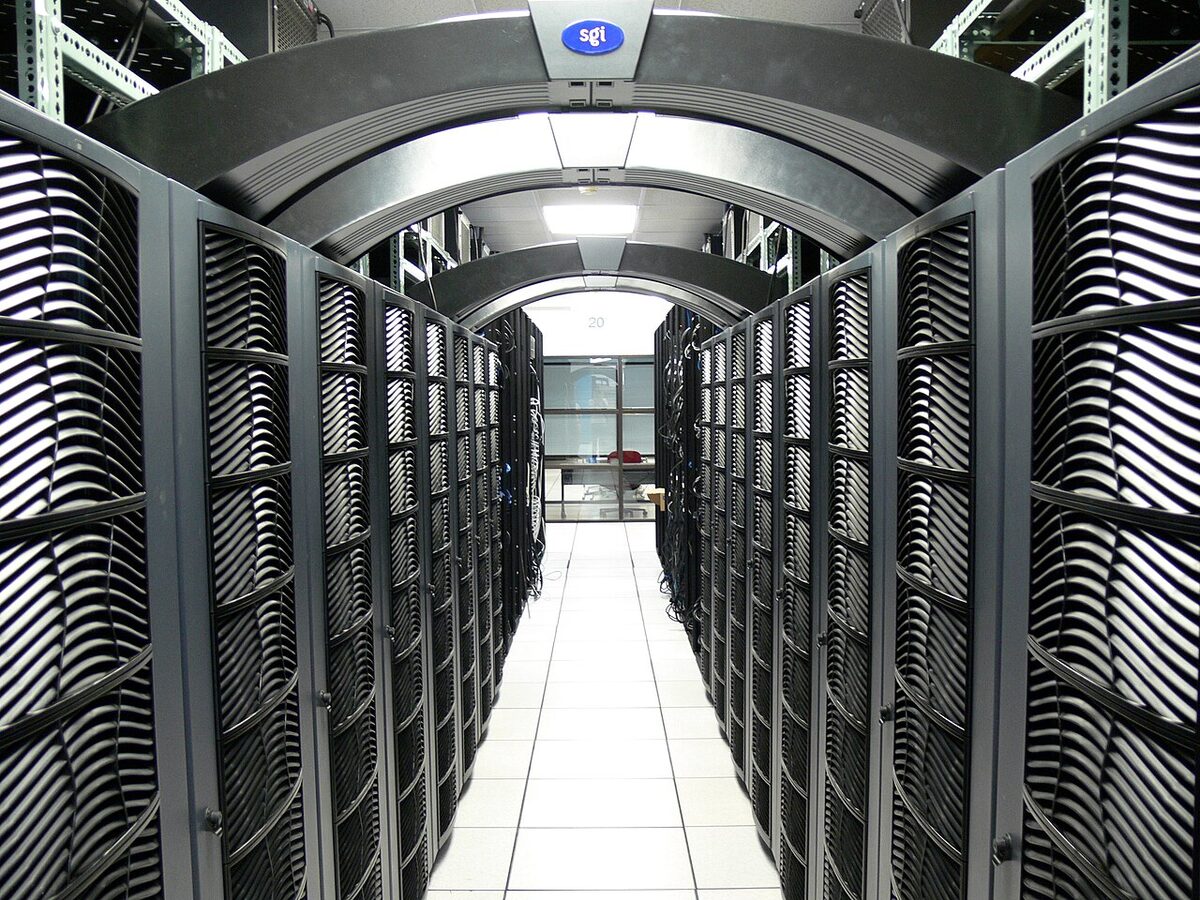 Allée de baies dans un data center